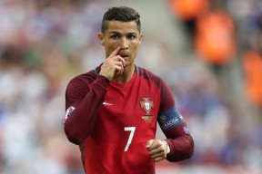 球迷狂热，现场气氛火爆！，球迷疯狂庆祝照片